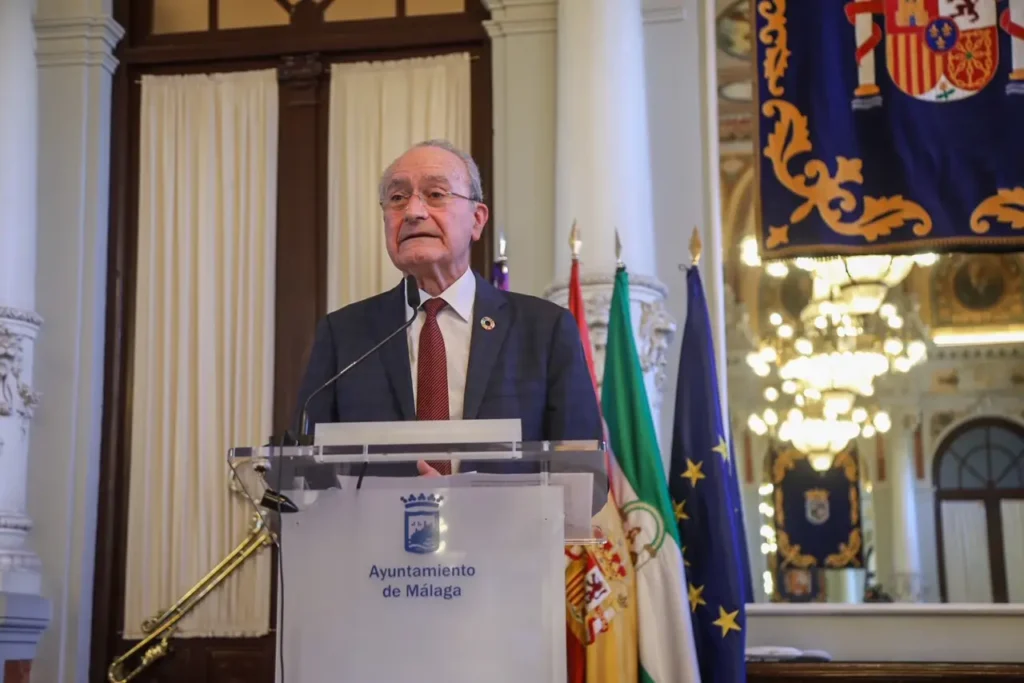 El alcalde dando un discurso