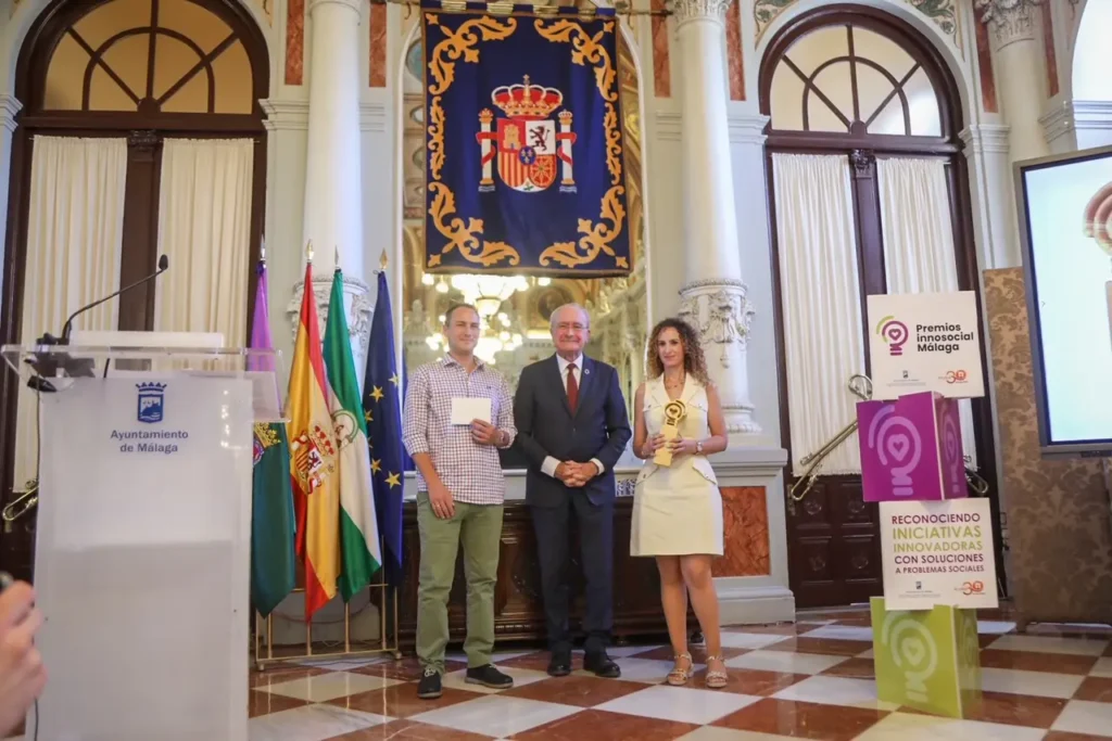 Ganadora con el alcalde 2022 Premio Innosocial