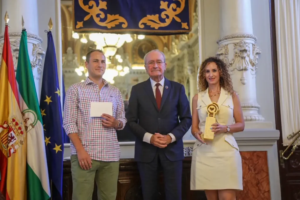 Ganadora y alcalde Premio Innosocial 2022